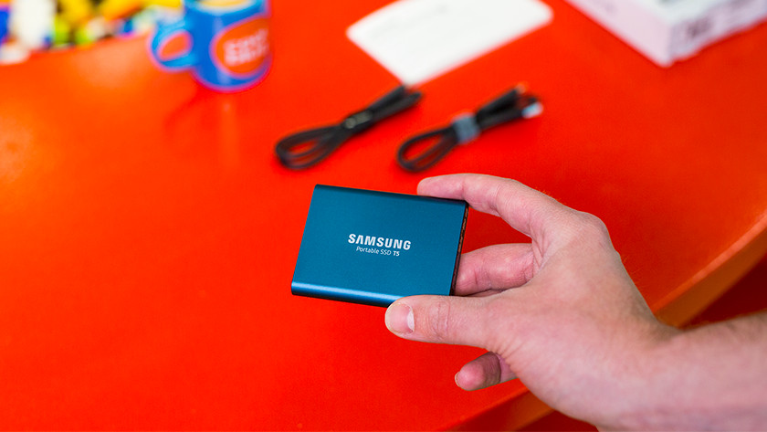 Eine Samsung T5 Portable SSD in den Händen eines Experten