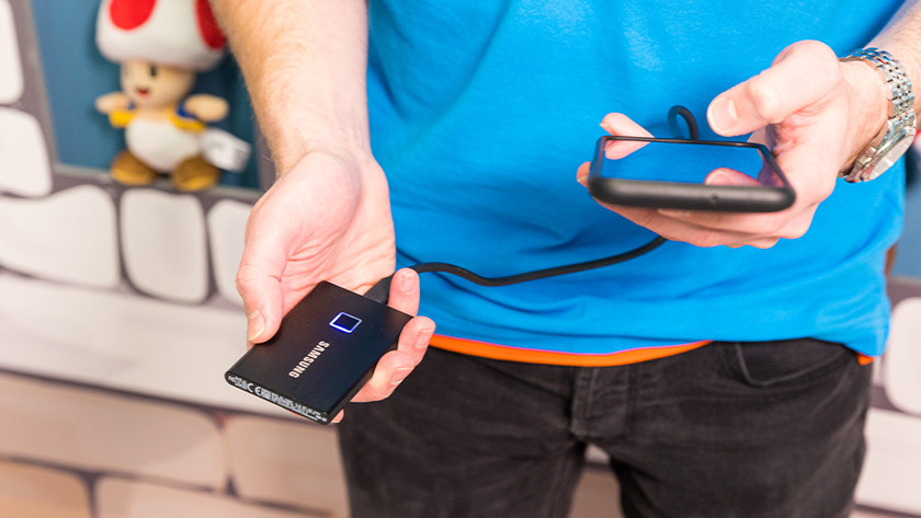 Experte verbindet ein Smartphone mit einer externen SSD