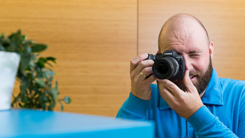 Fotograf fotografiert mit der Canon EOS R7