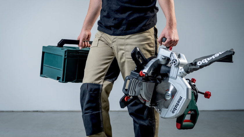 Metabo KGS 216 M mit einer Hand heben