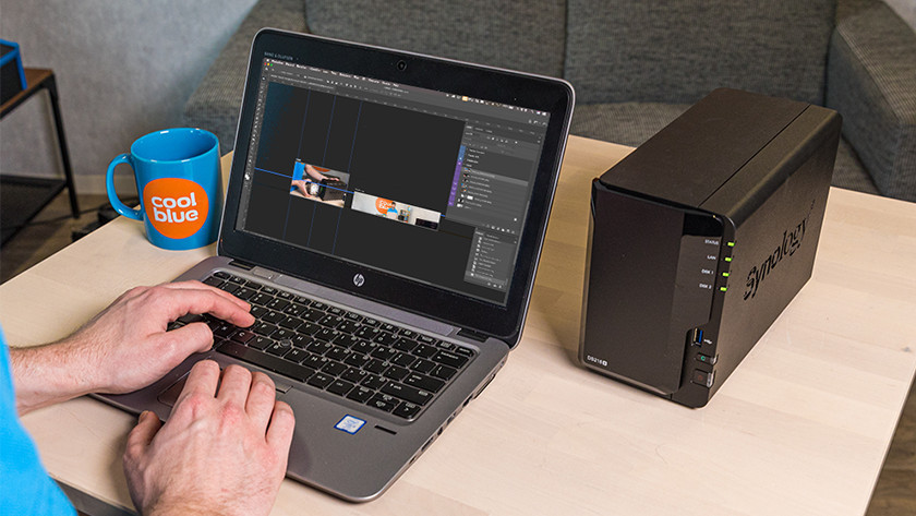 Experte bei der Arbeit an einem Windows-PC mit Synology NAS