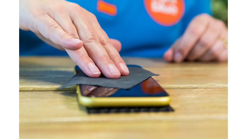 Bildschirm mit Staubtuch reinigen