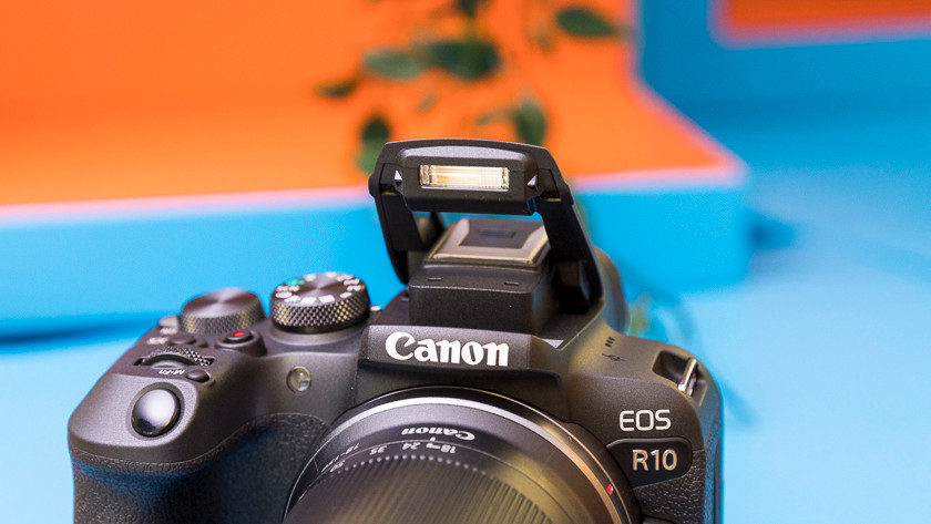 Der eingebaute Blitz der Canon EOS R10.