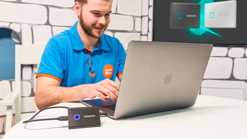 Experte bei der Arbeit mit einer externen SSD