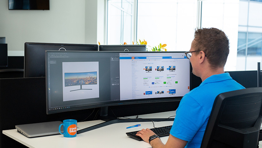 Experte bei der Arbeit mit einem Philips Ultrawide Monitor