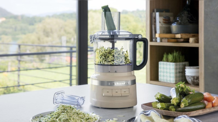 Food processor with vegetables