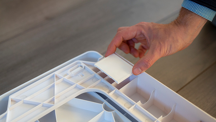 In jede Ecke des Gehäuses setzt du einen weißen Streifen ein.