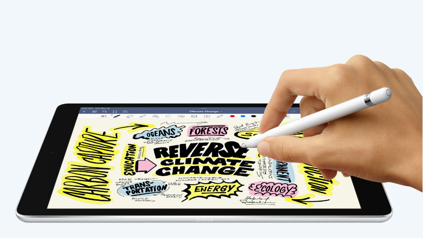 iPad der 9. Generation mit Apple Pencil 1 darauf zeichnen