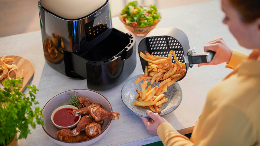 Airfryer with fries and chicken