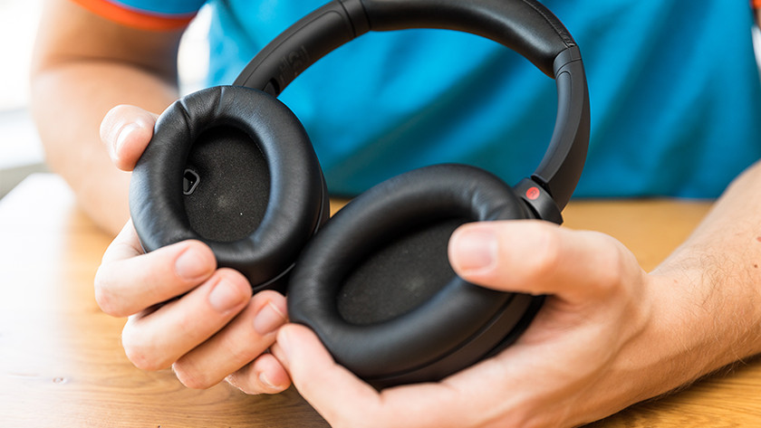 Bose 700 vs. Sony WH-1000xM4: Which noise-cancelling headphones are best?