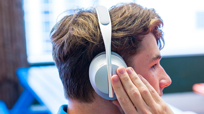 Bose 700 vs. Sony WH-1000xM4: Which noise-cancelling headphones are best?