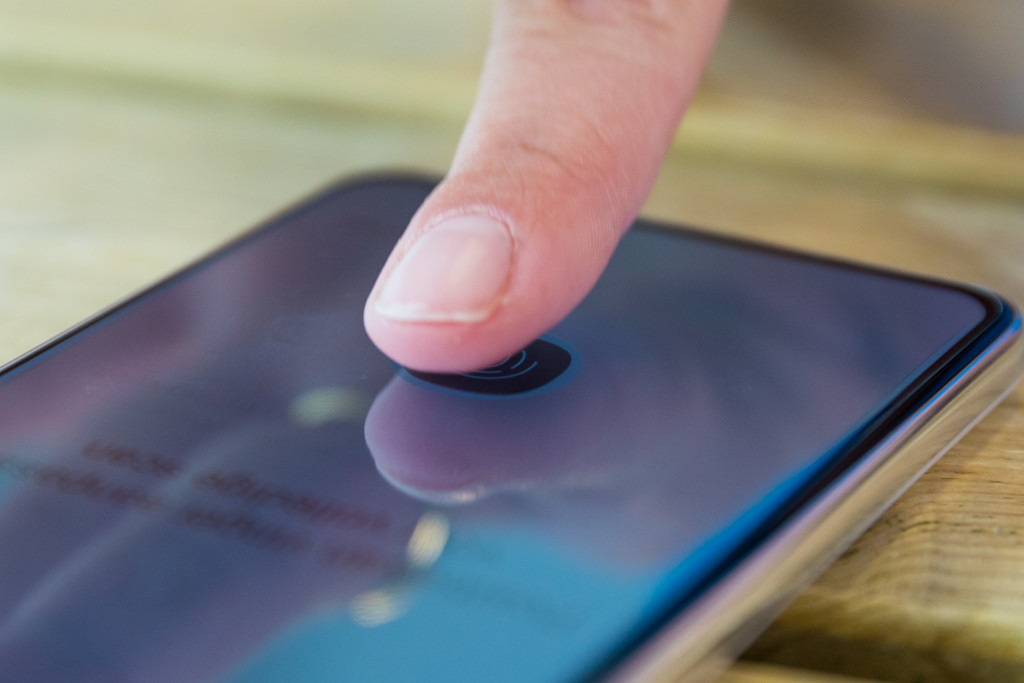 Wie bringt man ein Panzerglas auf einem Handy mit Fingerabdrucksensor