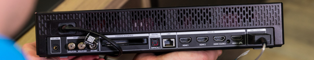 Wie schließt man die Samsung One Connect Box an?