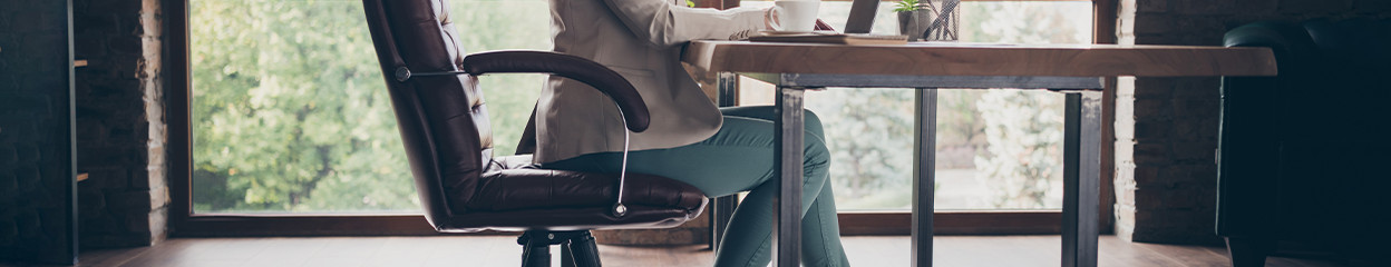 Wie stellst du deinen Schreibtisch und Bürostuhl richtig ein?