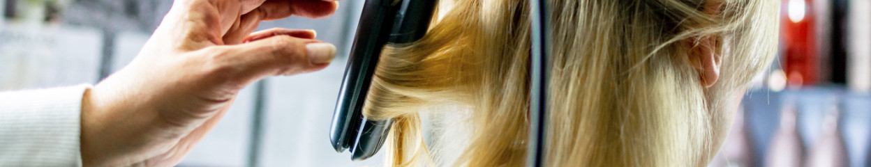 Wie macht man mit einem Glätteisen Locken?