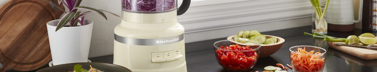 Wie hackt, schneidet und raspelt man mit einem Food-Processor?