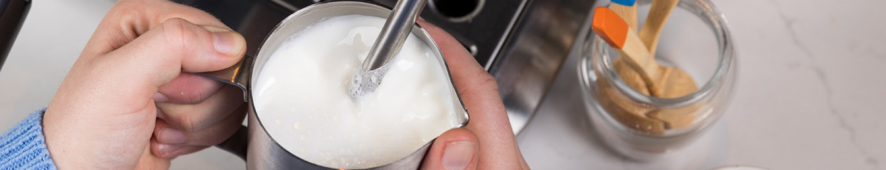 Wie schäumt man Milch mit einer Dampflanze auf?