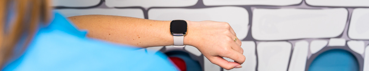 How do you solve problems with your Fitbit screen?