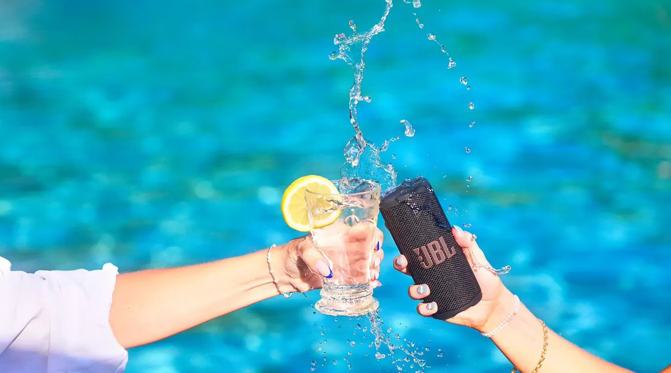 Der JBL Grip ist immer griffbereit