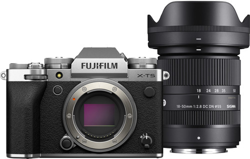 Fujifilm X-T5 Silber + Sigma 18-50 mm f/2.8 DC DN Contemporary Main Image