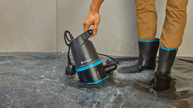 Tauchpumpe: Wasser wegpumpen