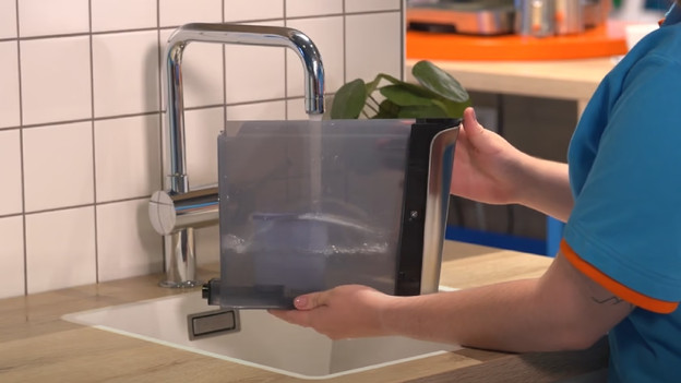 The water tank is clogged or not properly installed