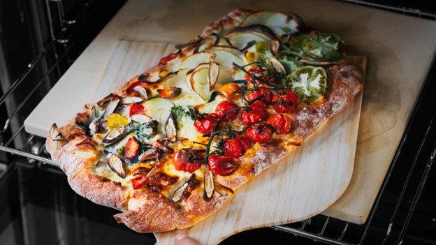 Pizza auf Pizzastein