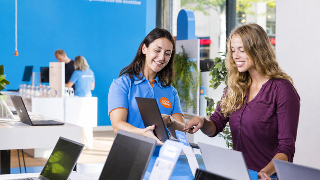 Store employee helps customer.