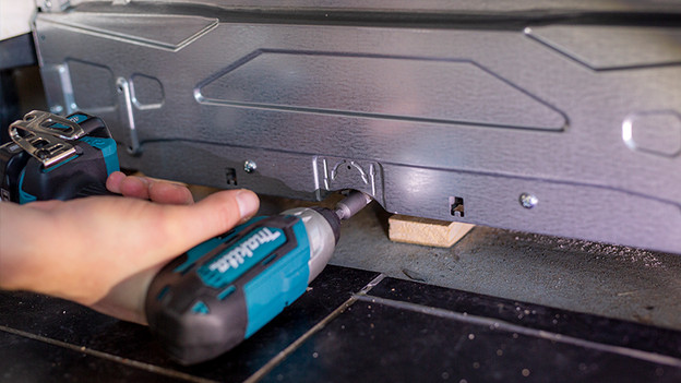 Die alte Spülmaschine aus der Nische entfernen