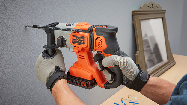 Gemälde mit Bohrmaschine aufhängen