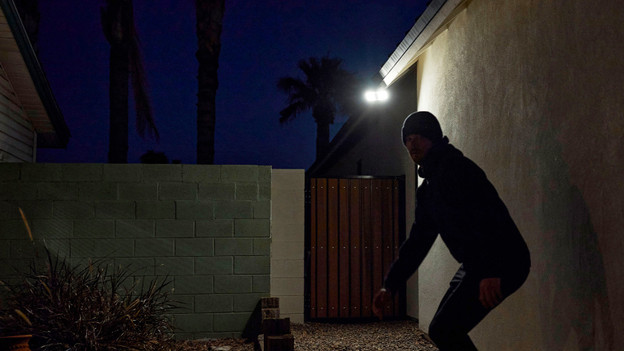 Dieb wird durch Scheinwerfer abgeschreckt.