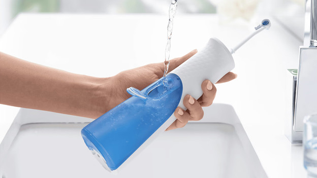 Zahnzwischenräume mit Wasser reinigen