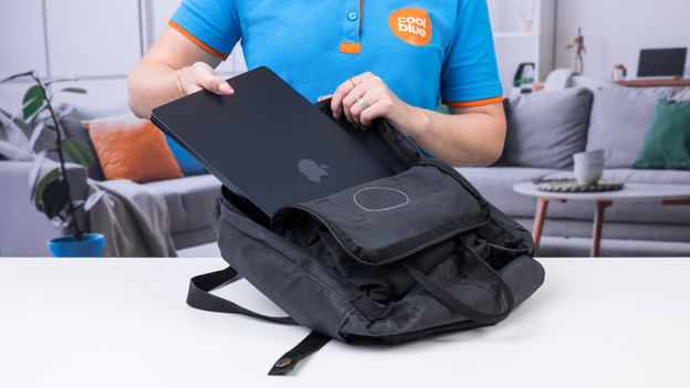 Expert puts MacBook Air 15 inches in backpack.