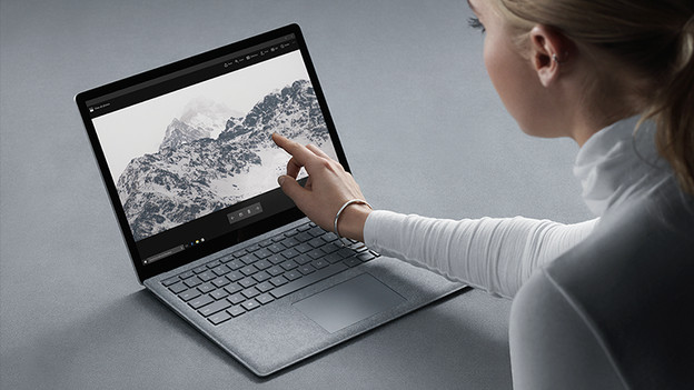Frau tippt auf dem Touchscreen des Surface-Laptops.