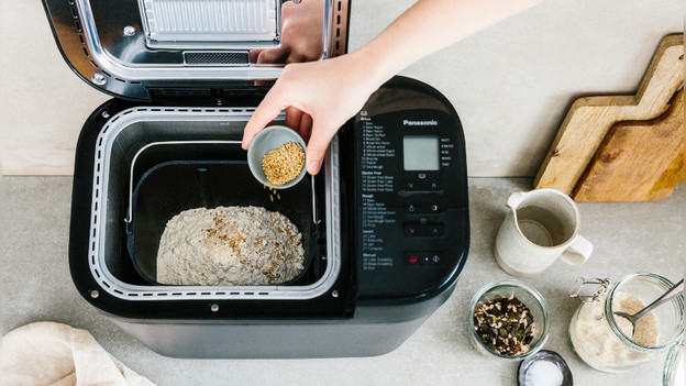 Zutaten zum Brotteig geben