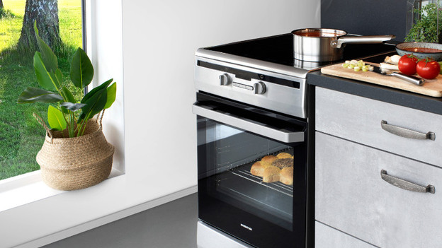 Herd neben der Küchenarbeitsplatte