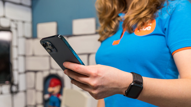 Apple Watch Series 8 und iPhone 14 Pro