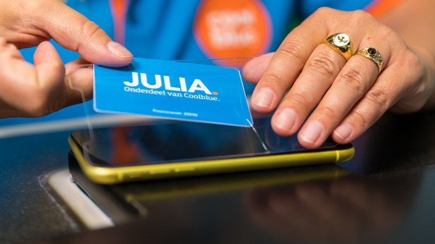 Karte unter die Displayschutzfolie schieben