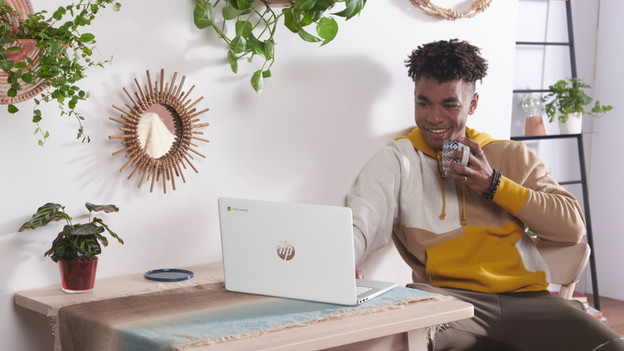 Junge an Laptop