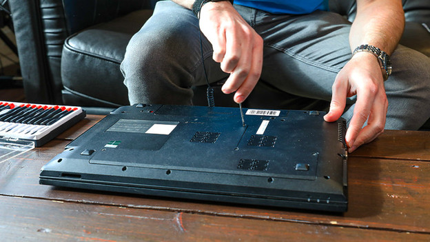 Der Beratungsprofi öffnet den Gaming-Laptop