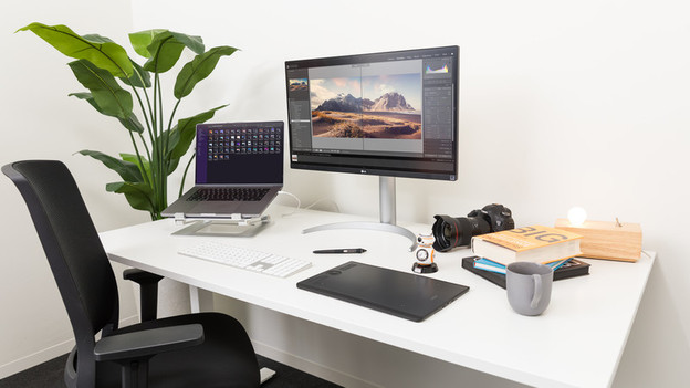 Schreibtisch mit Laptop und Monitor