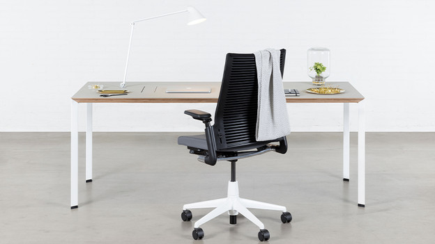 Desk chair: for a comfortable sitting posture