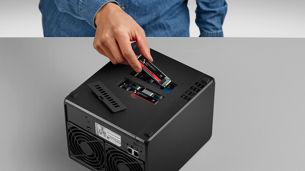 Experte verbaut eine M.2-SSD in einem NAS