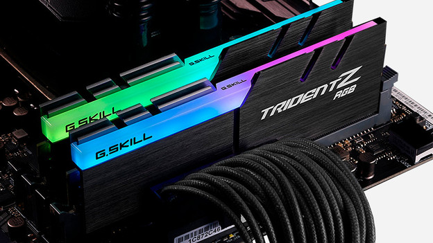 Auf einem Motherboard verbaute GSkill TridentZ RGB-Grafikkarten.