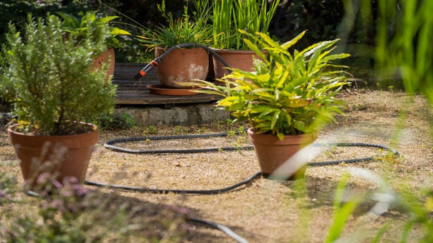 Flexible garden hoses: for gardens with obstacles