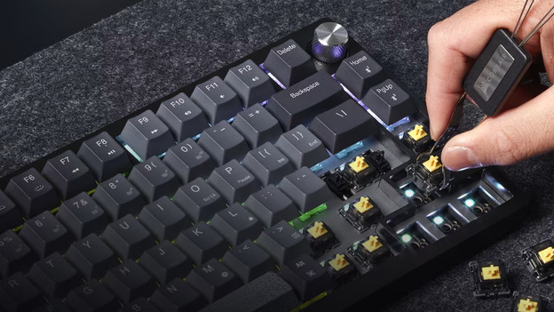Jemand, der die Switches einer Tastatur anpasst