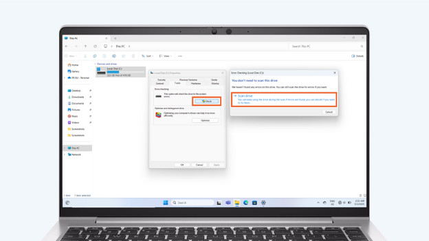 Klicke mit der rechten Maustaste auf dein Gerät und klicke anschließend auf "Eigenschaften". Gehe zu "Tools" und scanne die Festplatte.