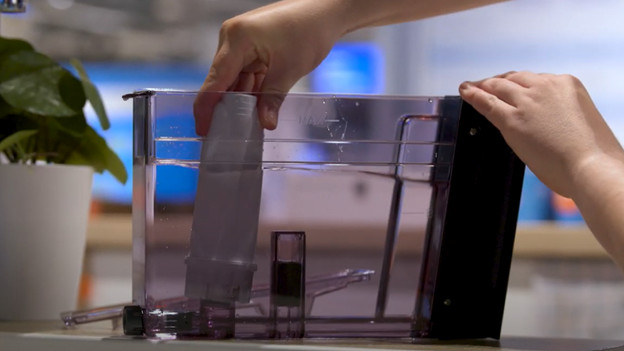 Setze den Wasserfilter in den Wassertank ein