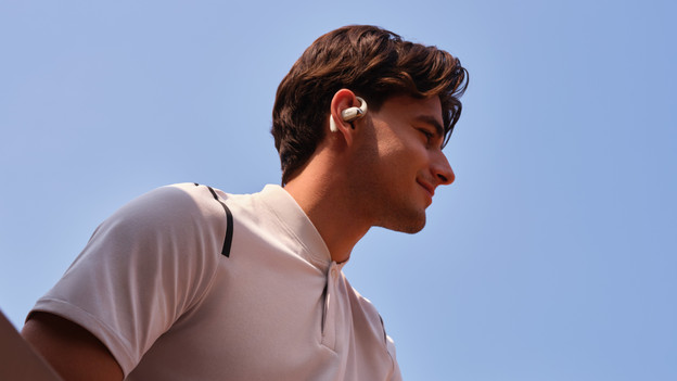 In-Ear-Kopfhörer mit Kabel im Nacken