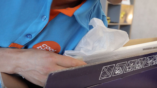 Fernseher aus dem Karton holen